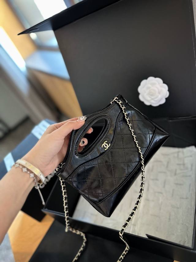 折叠礼盒包装 香奈儿chanel 31Bag Mini链条包 这种独具设计感的经典款很难见到的哇 这种颜值的美包简直是遇到了就必背的存在 相比较以前的中古来说