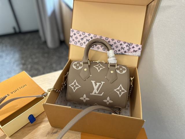 折叠礼盒包装 Lv Speedy 20枕头包 Lv 新款系列 枕头包 手袋,全网首发 Lv Speedy Nano 枕头包这款retiro 手袋以标志性 经典永