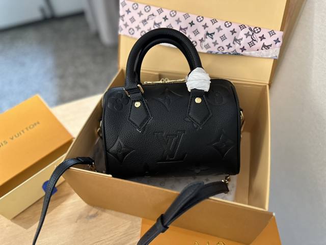 折叠礼盒包装 Lv Speedy 20枕头包 Lv 新款系列 枕头包 手袋,全网首发 Lv Speedy Nano 枕头包这款retiro 手袋以标志性 经典永