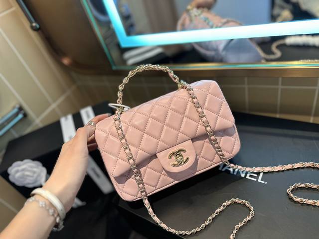 折叠礼盒包装 Chanel 23K 手柄大mini Handle 这季手柄跟以往不一样 金属装饰是加分项 更加精致复古 容量一如既往的够用 可以放手机 團 日常