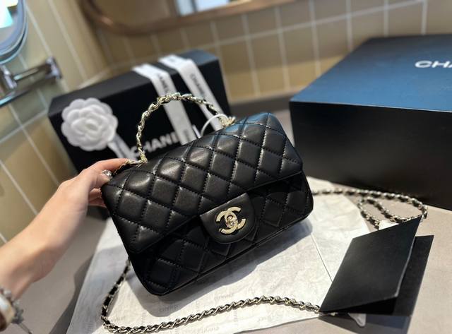 折叠礼盒包装 Chanel 23K 手柄大mini Handle 这季手柄跟以往不一样 金属装饰是加分项 更加精致复古 容量一如既往的够用 可以放手机 團 日常