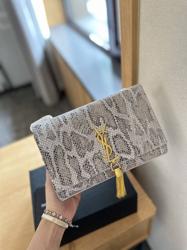 牛皮 折叠礼盒包装 Ysl Kate流苏包 圣罗兰王子文同款 Woc 链条包 圣罗兰 Ysl 专柜最新同步款 来自最新一季的绝妙设计 经典的monogram L