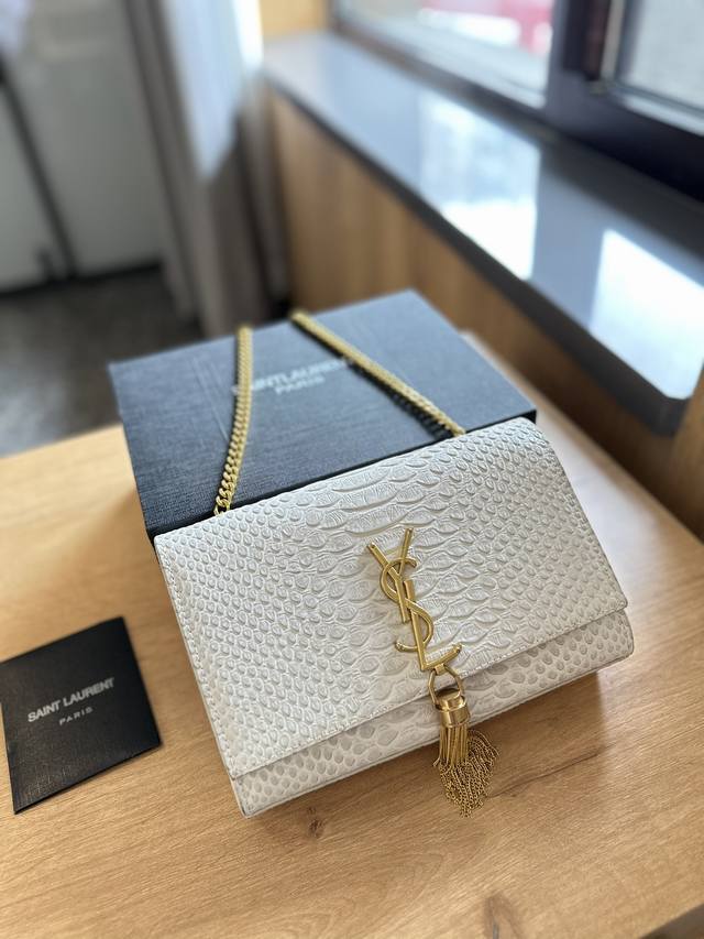 牛皮 折叠礼盒包装 Ysl Kate流苏包 圣罗兰王子文同款 Woc 链条包 圣罗兰 Ysl 专柜最新同步款 来自最新一季的绝妙设计 经典的monogram L