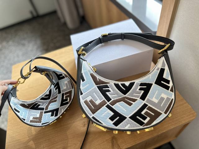 礼盒包装 Fendi 2024 Fendigraphy半月 包j Fendi 2022春夏季全新fendigraphy手袋的来 咯圖期待已久~秀上就相中了这款回