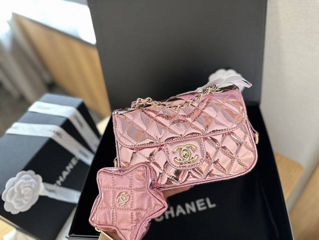 折叠礼盒包装 Chanel 星星双子包 方胖子 Chanel 24C 限定新品 慵懒随性又好背 上身满满的惊喜 高级慵懒又随性 彻底心动的一只 Size 20 - 点击图像关闭