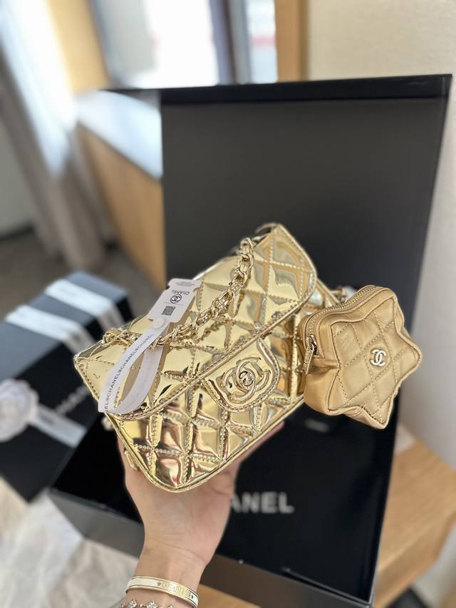 折叠礼盒包装 Chanel 星星双子包 方胖子 Chanel 24C 限定新品 慵懒随性又好背 上身满满的惊喜 高级慵懒又随性 彻底心动的一只 Size 20