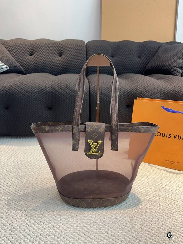 Lv 沙滩果冻包这什是么神仙包 太了酷吧 Monogram印花 搭配胆大的果冻透明材质 十亮分眼 特好别看 强推 一难只求 尺寸 26*17*28Cm