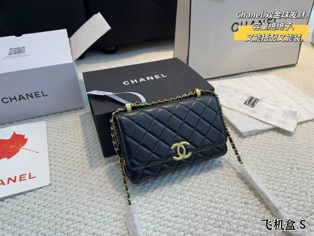 配礼盒 香奈儿chanel 双金球发财包 质感爆棚的美 上身真的太太太有质感啦 日常逛街不要太吸晴尺寸 19*4*11Cm