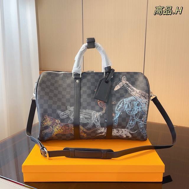 Lv 路易威登 23春夏限量新款keepall 旅行包 一只帅气能装的旅行袋 时尚爆发款火热来袭 经典设计大气可观男女通用款 包包采用原版皮质 超级厚实 耐磨