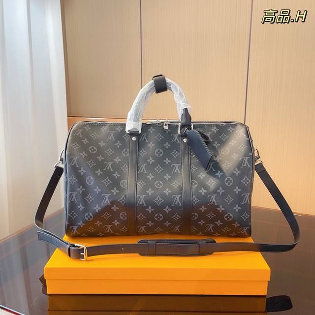 Lv 路易威登 23春夏限量新款keepall 旅行包 一只帅气能装的旅行袋 时尚爆发款火热来袭 经典设计大气可观男女通用款 包包采用原版皮质 超级厚实 耐磨