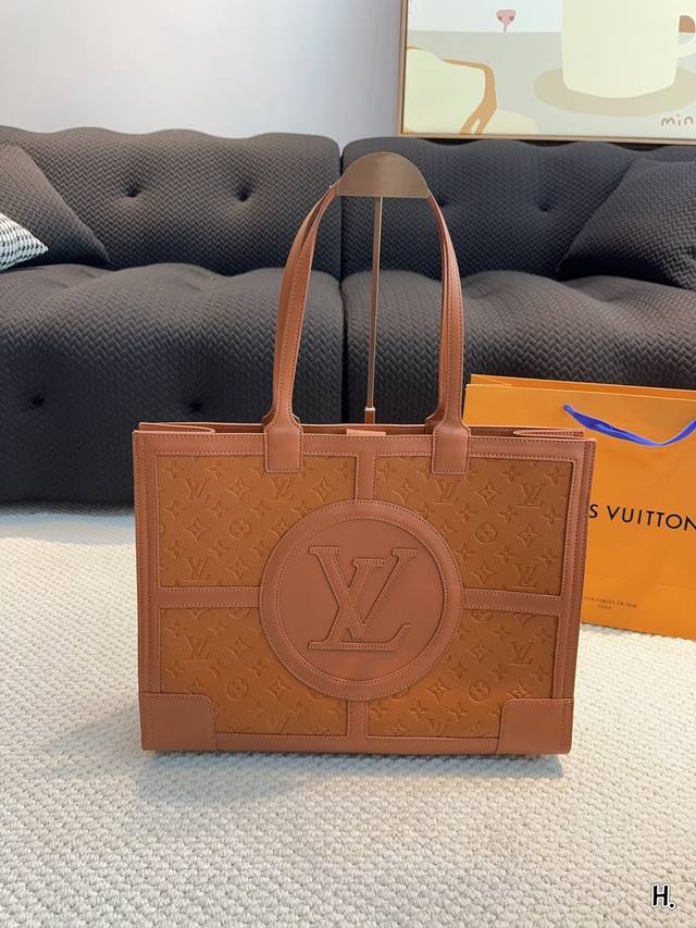 Lv Loop托特包 中古浮雕 很有质感 可盐可甜 上身绝美 无可比拟 是每个追求漂亮的女孩必入单品 尺寸 42*12*34Cm