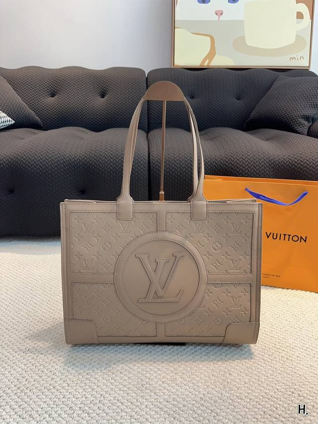 Lv Loop托特包 中古浮雕 很有质感 可盐可甜 上身绝美 无可比拟 是每个追求漂亮的女孩必入单品 尺寸 42*12*34Cm