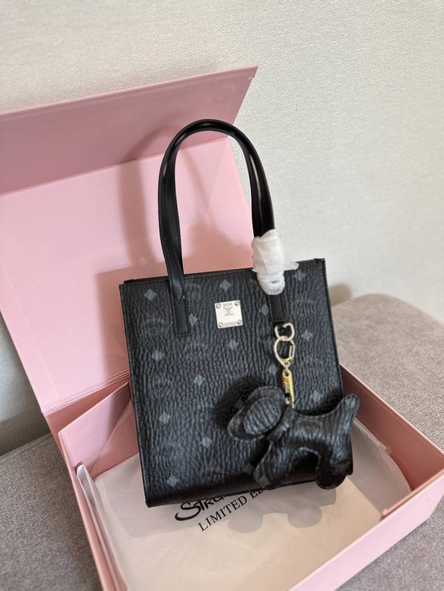 折叠礼盒包装 Lv Mcm Tote 一眼相中的包 一定是好东西 太绝了这款新mini托特包 琴谱包 不喜欢太大的包 又指望买一个能装东西的挎包 那这款包真的太