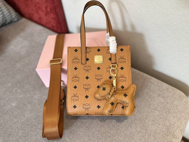 折叠礼盒包装 Lv Mcm Tote 一眼相中的包 一定是好东西 太绝了这款新mini托特包 琴谱包 不喜欢太大的包 又指望买一个能装东西的挎包 那这款包真的太