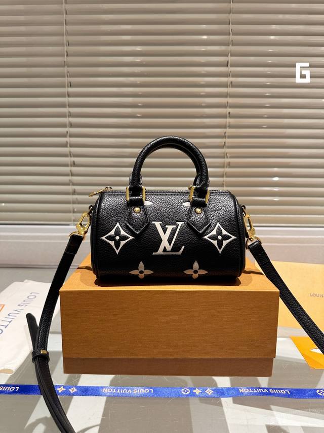 礼盒 Lv Nano Speedy手袋选 用monogram Empreinte皮革 通过压印和印花工艺呈现monogram图案 轧制皮革手柄 挂锁和圆润构型源 - 点击图像关闭