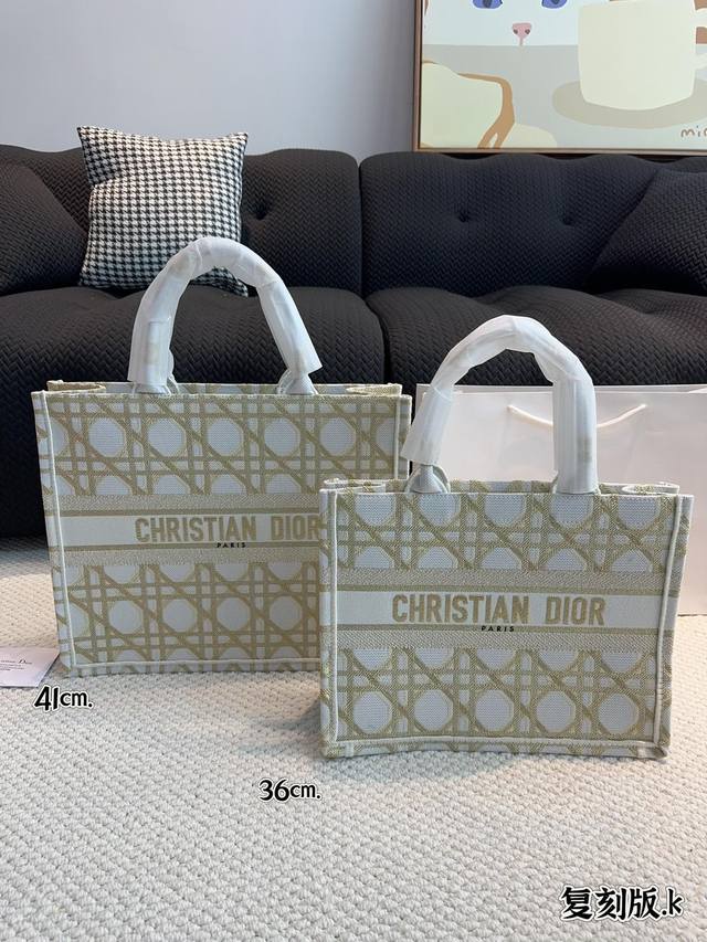 D家 Tote购物袋 Cdbooktote24最新购物袋 立体刺绣 非普通货 搜索dior Tote 托特 尺寸 41*16*31 35*16*28Cm