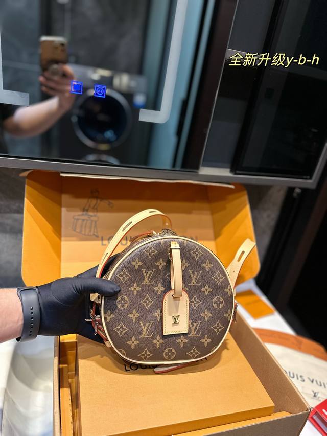 折叠礼盒 Lv 最新 软圆饼包 Lv Boite Chapeau 系列 经典精巧 Lv 牛皮圆饼包经典的路易*威登帽盒摇身变为此款风格可爱的随身小袋 小巧而实用