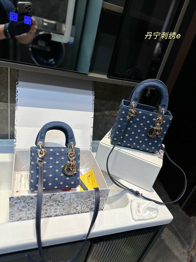 礼盒包装 Dior 23限定新品 牛仔 戴妃包 秀智同款 作为dior的标志之作 Lady Dior手提包将dior皮具的经典元素汇聚于一体 经典cannage - 点击图像关闭