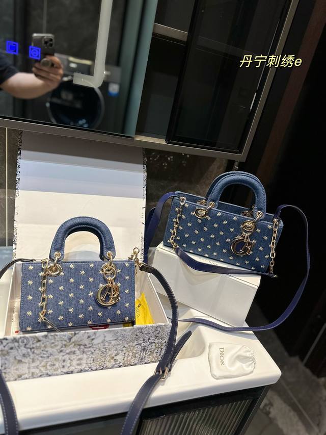 礼盒包装 2023 牛仔戴妃包 Dior 时尚果然就是轮回 回归了一把中古戴妃 长方包形 短链条细长肩带直接封神 复古时髦感超强 真是什么场合都可以把住 绝对是 - 点击图像关闭