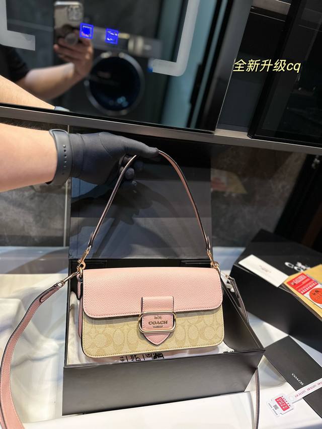 礼盒包装 Coach 12月新品法棍包morgan秋冬单品coach十月新品持续上新~ 全新法棍包系列morgan来了 秋冬很受欢迎的豆沙红色和卡其印花拼接顾