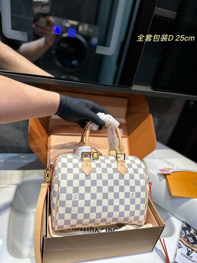 折叠飞机礼盒 原版高品质 Lv Speedy Nano 枕头包这款retiro 手袋以标志性的lv老花面料制成 搭配奢华的黄皮饰边 经典永恒 优雅低调的外形设计