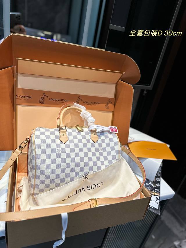 折叠飞机礼盒 原版高品质 Lv Speedy Nano 枕头包这款retiro 手袋以标志性的lv老花面料制成 搭配奢华的黄皮饰边 经典永恒 优雅低调的外形设计