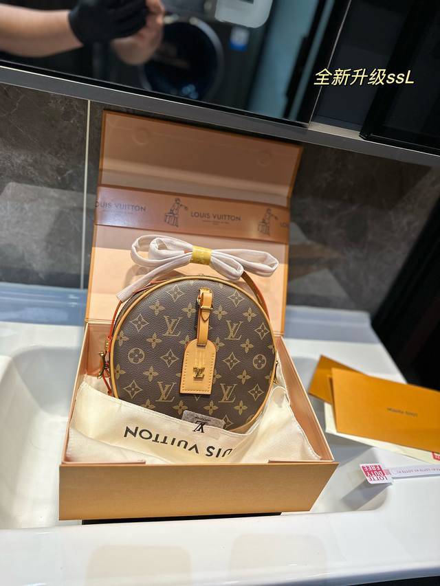 礼盒包装 Lv 最新 软圆饼包 Lv Boite Chapeau 系列 经典精巧 Lv 圆饼包经典的路易*威登帽盒摇身变为此款风格可爱的随身小袋 小巧而实用 双