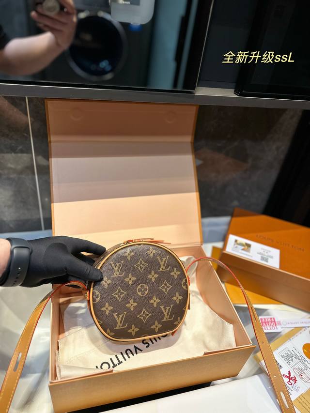 礼盒包装 Lv 最新 软圆饼包 Lv Boite Chapeau 系列 经典精巧 Lv 圆饼包经典的路易*威登帽盒摇身变为此款风格可爱的随身小袋 小巧而实用 双