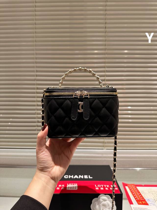 配礼盒 Chanel手柄小箱子 香奈儿 Chanel 新品 手柄盒子包 链条包 化妆箱优质羊皮手感超级好 原版五金 超级大牌 以华丽高贵的外形成为当下最炙手可热