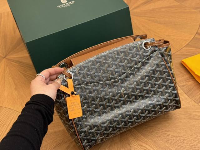 配盒 戈雅打工人的完美通勤包就是它 Goyard Bellechasse简直不要太好用 容量大 自重超级无敌轻 包型挺拔不容易塌完美装下14寸的电脑 耐造同时也