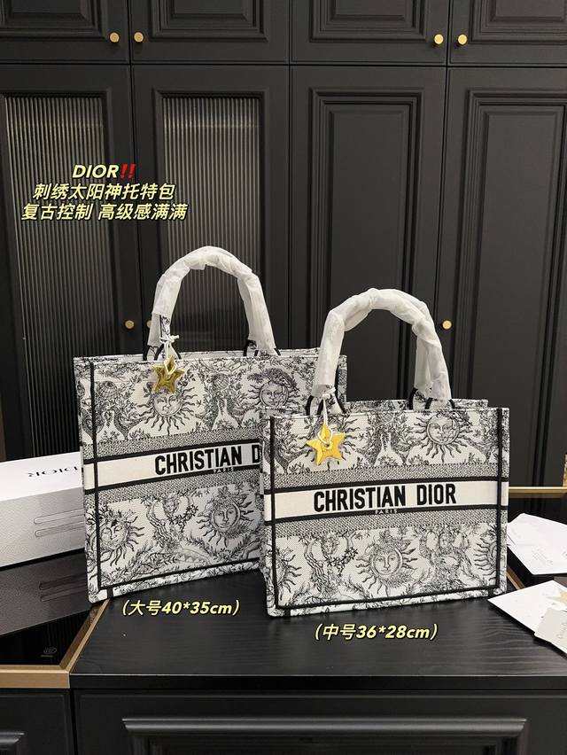 大号 尺寸40.35 中号 尺寸36.28 迪奥 Dior 刺绣太阳神托特包 质感很高级 容量超级大也很耐用 日常出街背它回头率百分百 就是这种随性慵懒感