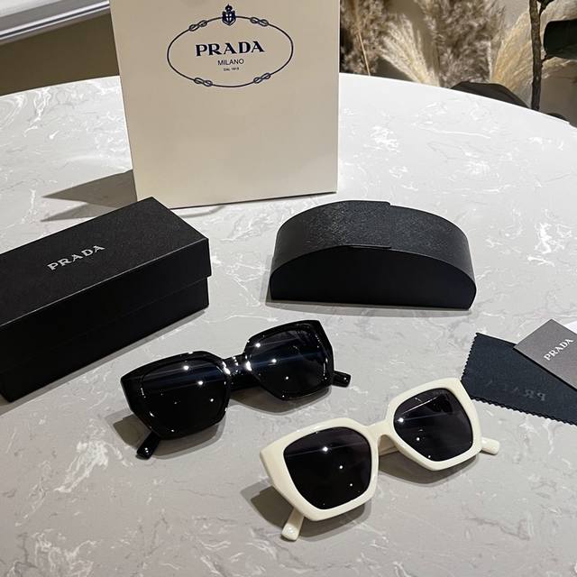 全套专柜包装 Prada 高级太阳镜 2024 春夏新款 网红同款眼镜高级尼龙镜片 超轻便携. 高清太阳镜开车 旅行必备神器高级感十足