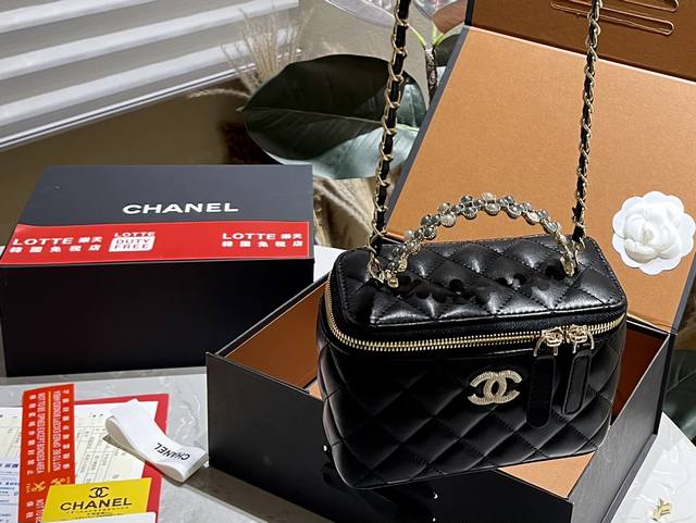 折叠礼盒包装 新品 Chanel 24P 珍珠手柄化妆长盒子 自带镜子 随身随地可补妆 低调优雅的钌银色手柄镶嵌小钻石 近看很精致 走到哪都能美美哒 尺寸 18