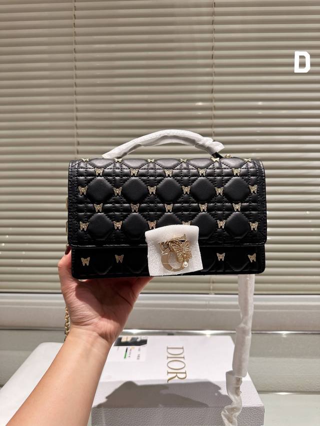 Dior Miss蝴蝶手提包new优雅又时尚 标志性的藤纹格内里多个隔层和卡槽精美之余又实用度满满的 23Cm - 点击图像关闭