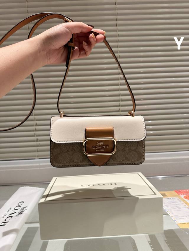 牛皮版本 Coach 新品 Morgan 迷你信封包 Morgan 整个家族偏摩登复古的风格 有一种经典沉稳 大气的感觉又隐约个性的感觉 非常精致又高级质感 非