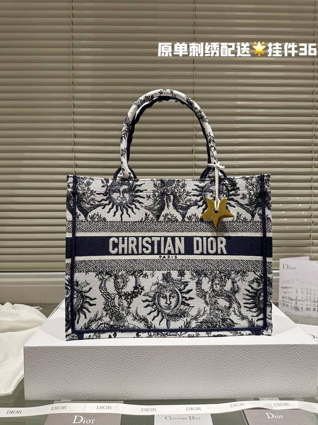 3D浮雕原版布 Dior 原版布提花 配内胆 Dior Book Tote今年最喜欢的一款购物袋 Tote我用的次数最多的包 因为容量超级大 不管什么东西都向里