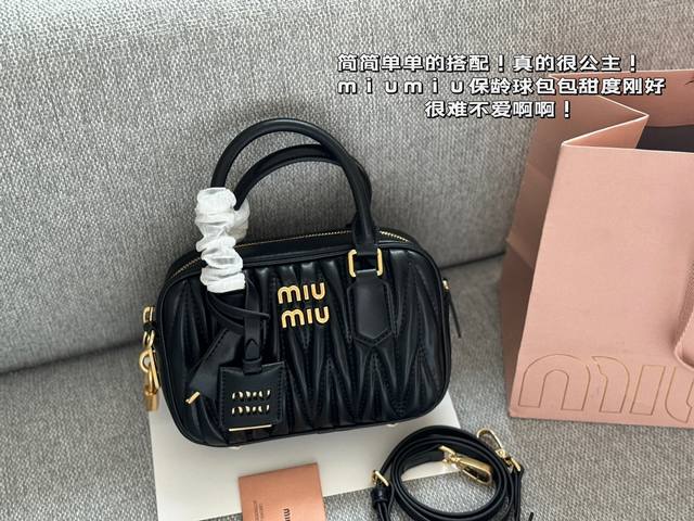 升级版配盒 Size 20*14Cm Miumiu保龄球包包甜度刚好 很难不爱啊啊 又奶又千金的感觉 可手拎也可斜挎 绝对不是小废包哦容量足足的~~ 出场就是m