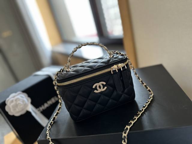 折叠礼盒包装 Chanel 新品 高级镶金镂空编织手柄 盒子包 化妆包 小箱子 最近的盒子包系列真的好火 小盒子当然是异常可爱啦 尺寸 16 10 8Cm