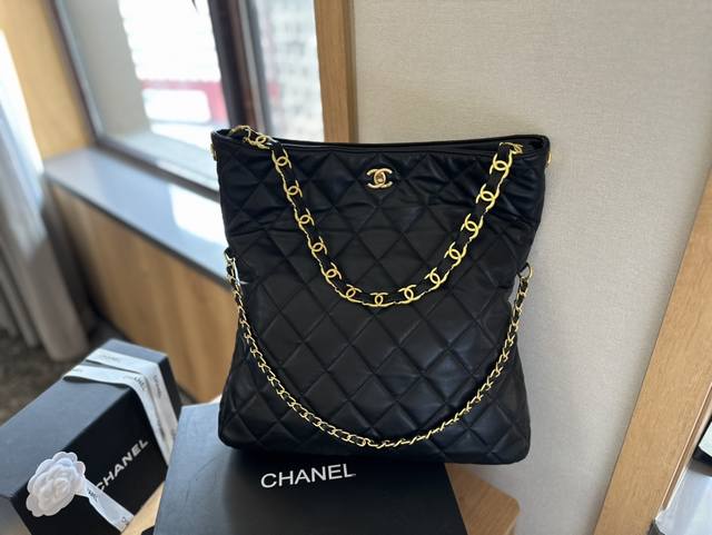 大号 礼盒包装 Chanel 全网首发24P香奈儿多种背法的hobo Bag实拍 今天穿什么香 这只跟之前的hobo腋下链条一样的可以多种背法 非常轻便 容量也