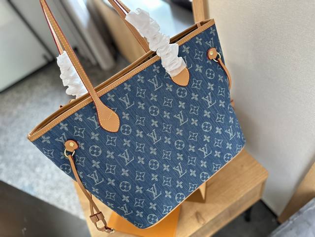 礼盒包装 原单lv Neverfull 购物袋 入门级的款式哦 绝对的终身款 此物经典不言而喻 街拍和实用都是非常nb的选择 大家拿到后可以感受下 皮质颗粒之间