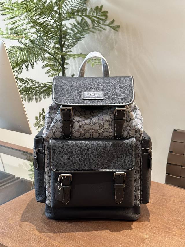 Coach 印花双肩包 Sprint Backpack 多功能槽能放置小物品 翻盖搭扣与抽绳结合 正面能放置最大号的手机 可容纳市面上最大的笔记本电脑 帅气时髦