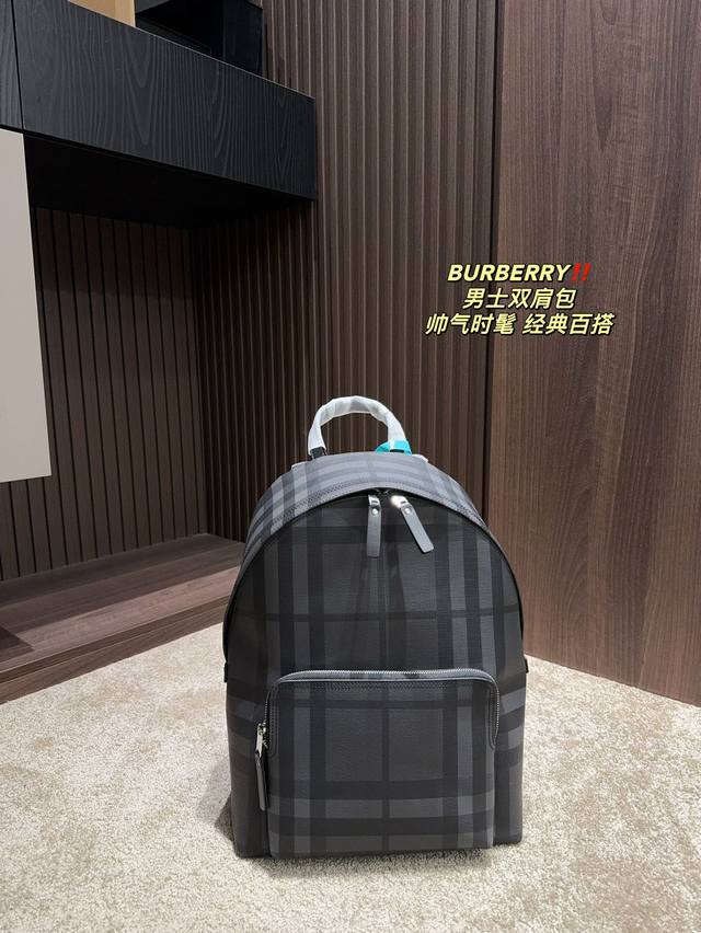 尺寸27.36 巴宝莉 Burberry 男士双肩包 男生日常休闲搭配的理想选择 实用又百搭 小小的身体大大的空间 非常适合放随身物品~ 面料耐磨耐刮蹭 适合男