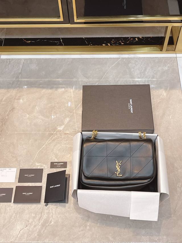 原版皮 礼盒包装 Ysl Jamie_羊皮款小号 新品真的有戳中我心巴 谁懂啊 进口意大利小羊皮 整个包型以经典复古做旧版的设计 打破元素 非常好看时髦 且不会