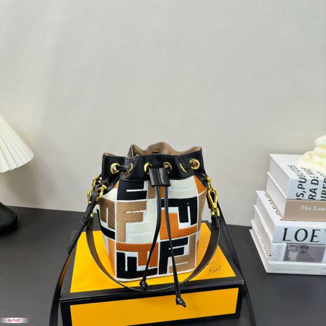 折叠盒 尺寸14.21Cm 芬迪水桶包 Fendi 夏季一定要入的 颜色真的好美呀 元气满满