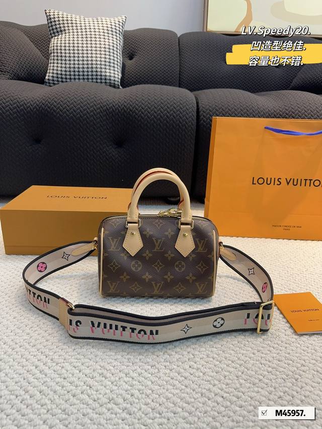 Lv Speedy 20枕头包 这款retiro 手袋以标志性的lv老花面料制成 搭配奢华的变色牛皮饰边 经典永恒 优雅低调的外形设计和宽敞的包 全包对花.尺寸