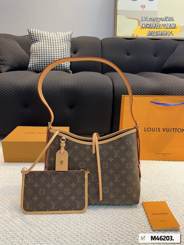 Lv Carryall 新款购物袋 这款包真的太有味道了 浓浓的复古风情 Vintage 的精髓体现的淋漓尽致 灵感源自档案馆的复古细节 尤其值得称道的莫过于可