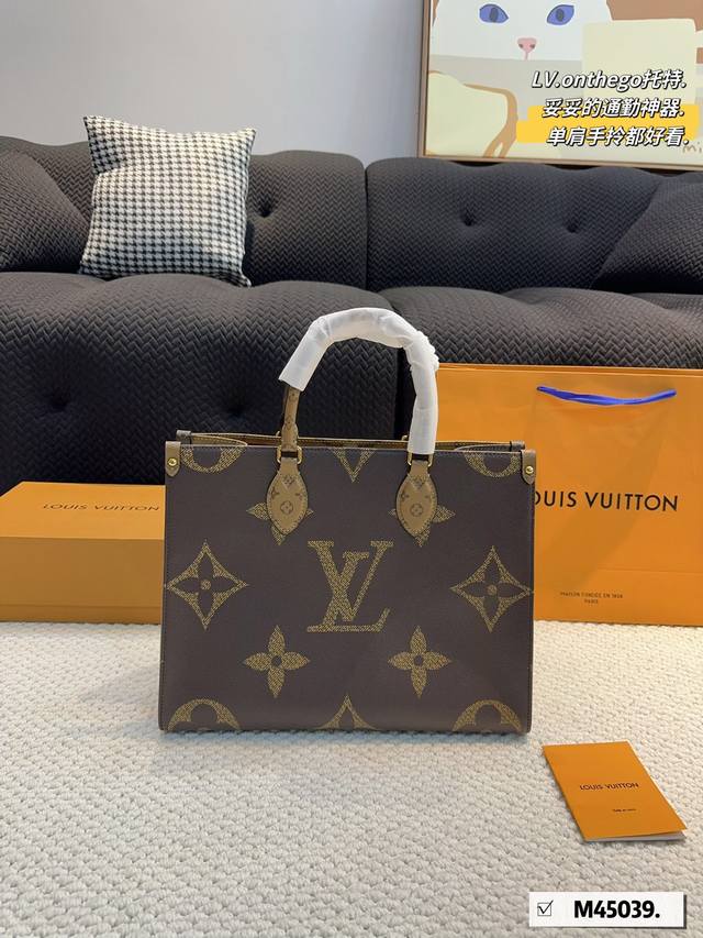 Lv 购物袋 丛林系列 购物袋 Mini Onthego 购物或周末出游 拎起 Onthego 手袋即刻出发 Lv 新款 购物袋大花新料拼色 每一面都有不同的颜