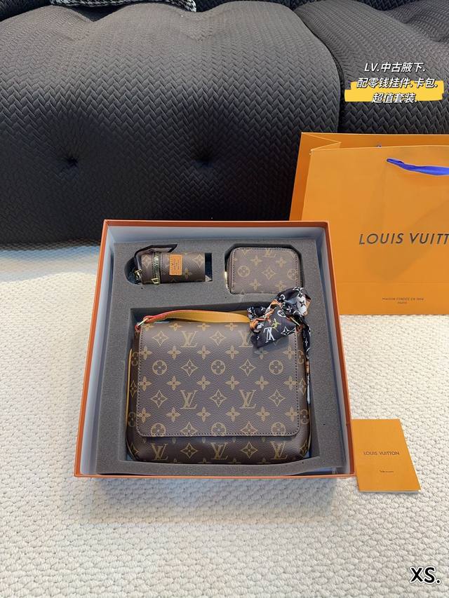 套盒. Lv 零钱挂件包.卡包 Lv 新品单肩斜挎款 这款包真的很简单 越看越好看 轻松装纳日常随身物品 这只包真的要安利大家 简直是搭配神器 尺寸 26*20