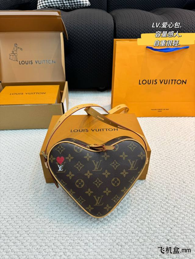 配飞机礼盒 Lv 爆款爱心包 原单全方位对花 L-V爱心系列mini Onthego 或周末出游 拎起 Onthego 手袋即刻出发 Lv 新款 超级好看尺寸2