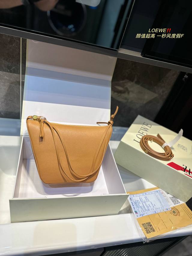 折叠礼盒 Loewe Hobo 罗意威腋下包 新款爆品来袭 Oewe Hobo 超级轻便极简高级的包身设计 毛毛挂饰 内里人字纹村里 容量也很棒 非常实用~手机